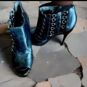 BCBG BLACK OPEN TOE HIGH HEEL BOOTIES 7.5 B